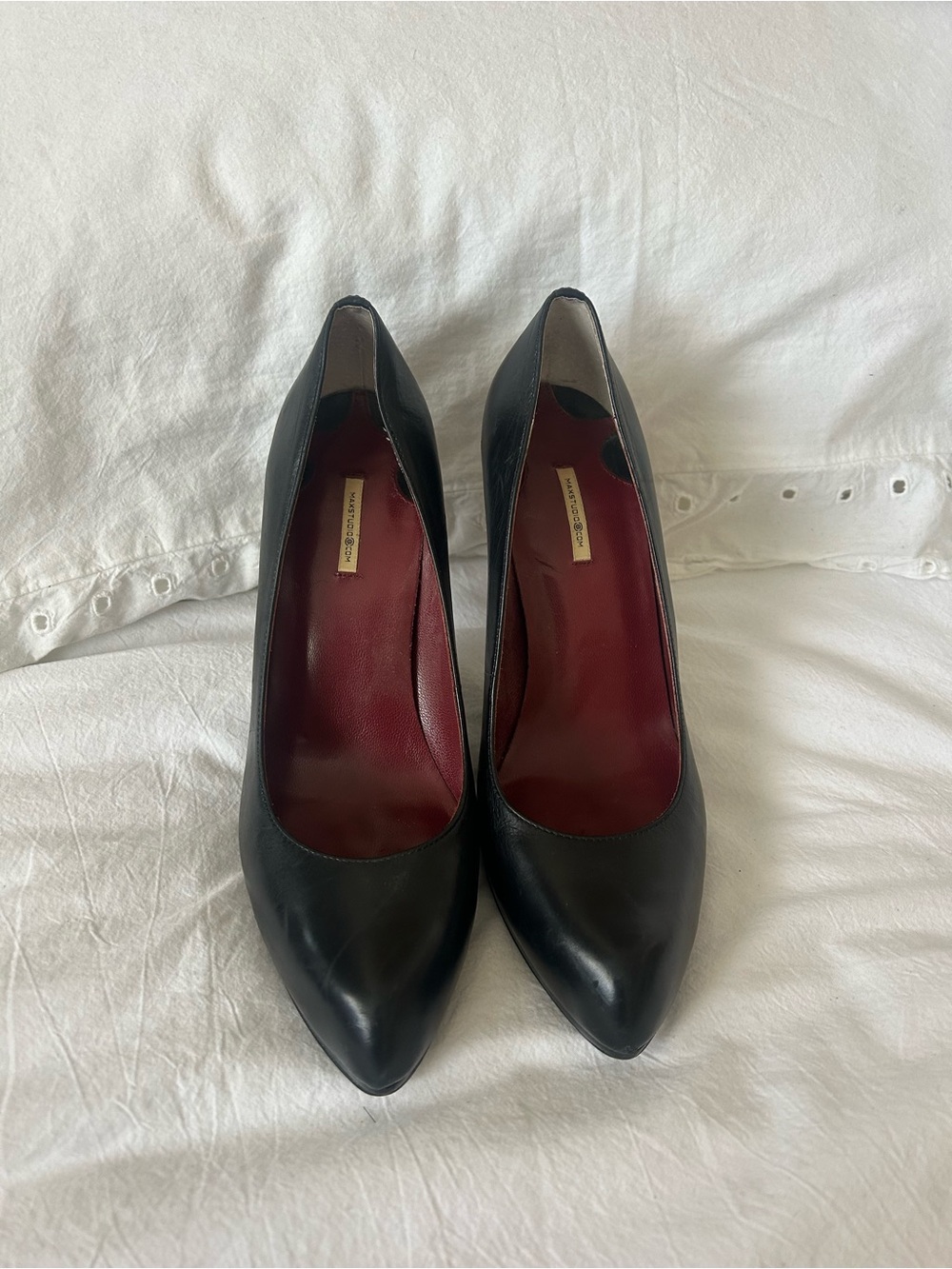 Max Studio Black Pointed-Toe Pumps with Red Insole